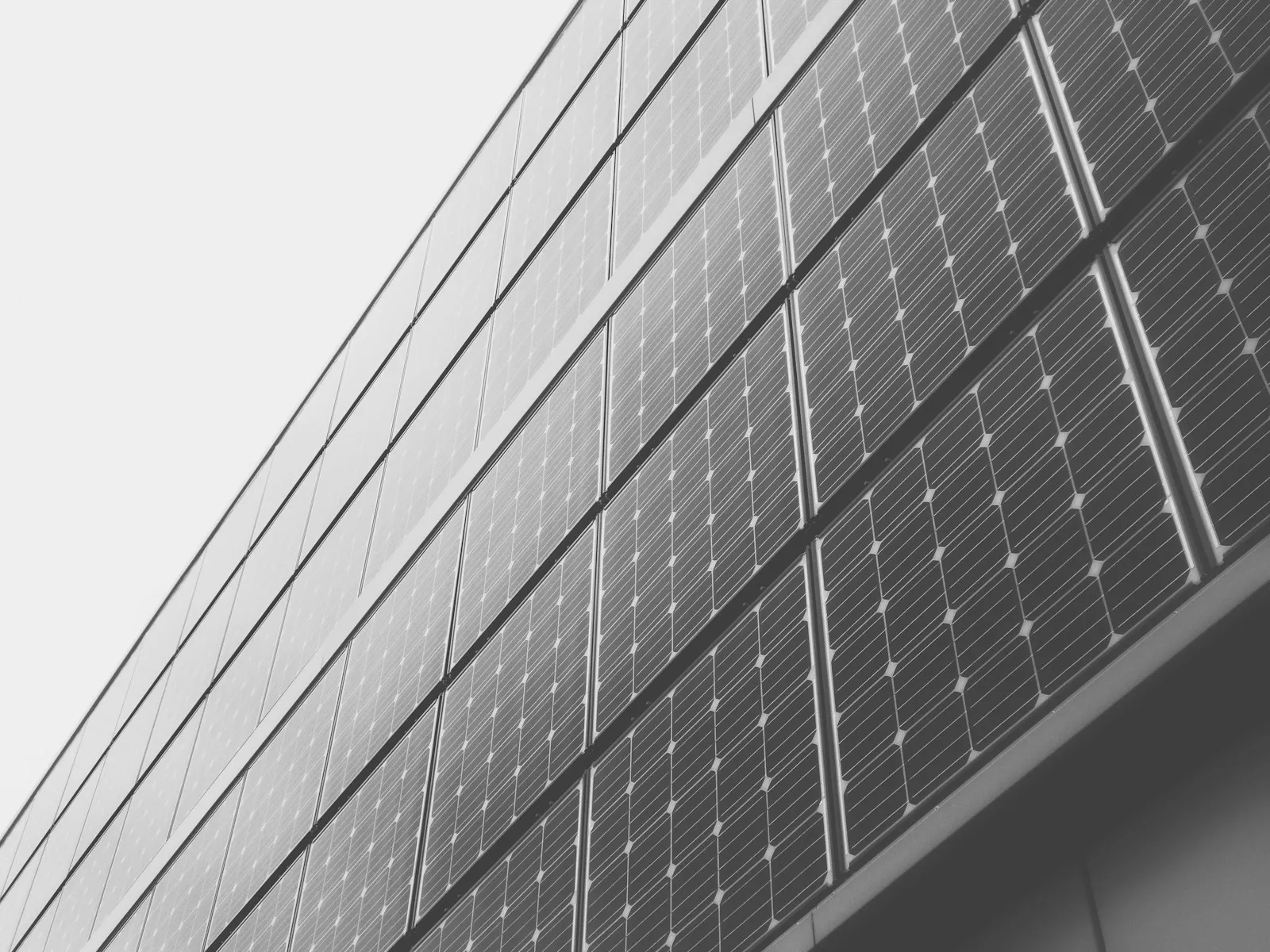Detailaufnahme moderner Solarmodule an einer Fassade
